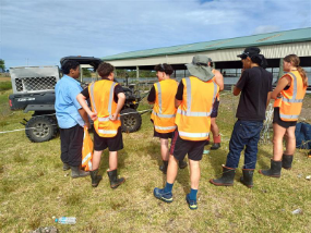 A group of people in orange vests

AI-generated content may be incorrect.